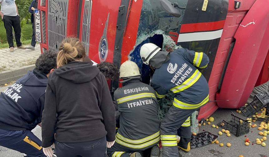 Yola saçılan meyveler vatandaşlar tarafından toplanmaya çalıştı. Kaza 112 Acil Servis ekiplerine haber verildi. Olay yerine sağlık görevlileri ve emniyet görevlileri yönlendirildi. Yaralanan sürücü hastaneye kaldırıldı.