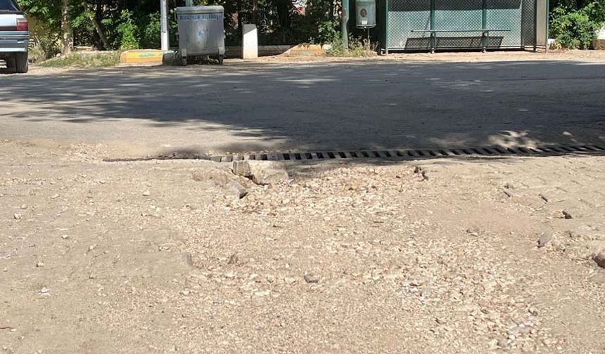 Bazı cadde ve sokaklardan araçla geçmek maddi hasar riski oluşturuyor. Sıkıntılı yollarda traktörler bile zorlukla ilerliyor. Konuyla ilgili rahatsızlık duyduğunu söyleyen mahalleliler, yetkililere çağrıda bulundu.