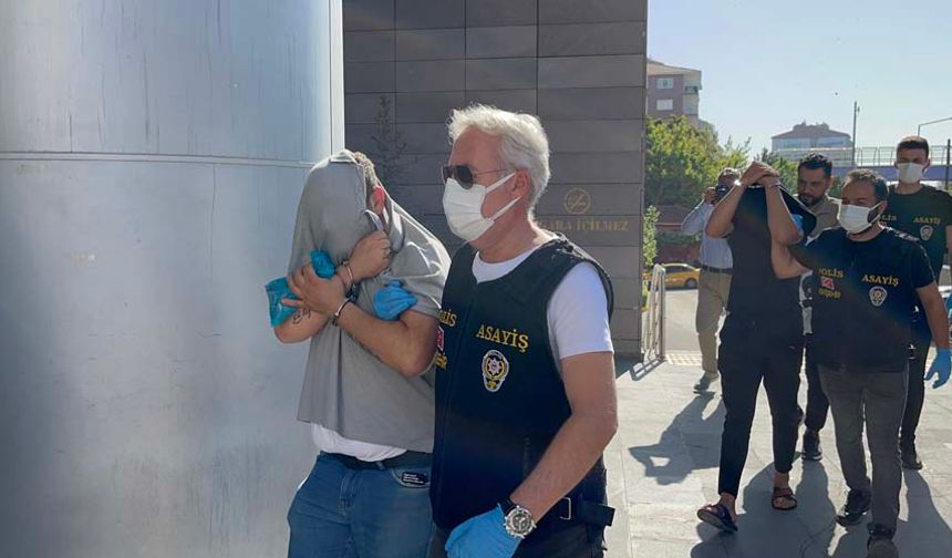 Şüphelilerin yakalanması için başlatılan çalışmalar esnasında, fuhuş şebekesi tarafından mağdur edilmiş olan çok sayıda kişiye ulaşıldı. Bir villada kurdukları bilgisayar sistemleri üzerinden işleri yürüttüğü tespit edilen şüphelilere, toplam 110 bin lira idari para cezası verildi.
