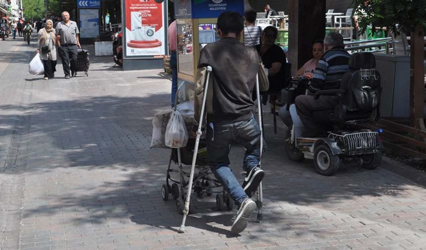 Koltuk altı baston desteği ile yürüyen, bebek arabasıyla plastik toplamak için çalışan genç vatandaş evde 5 kardeşi olduğunu ve onlara bakmak zorunda olduğuna dikkat çekti.