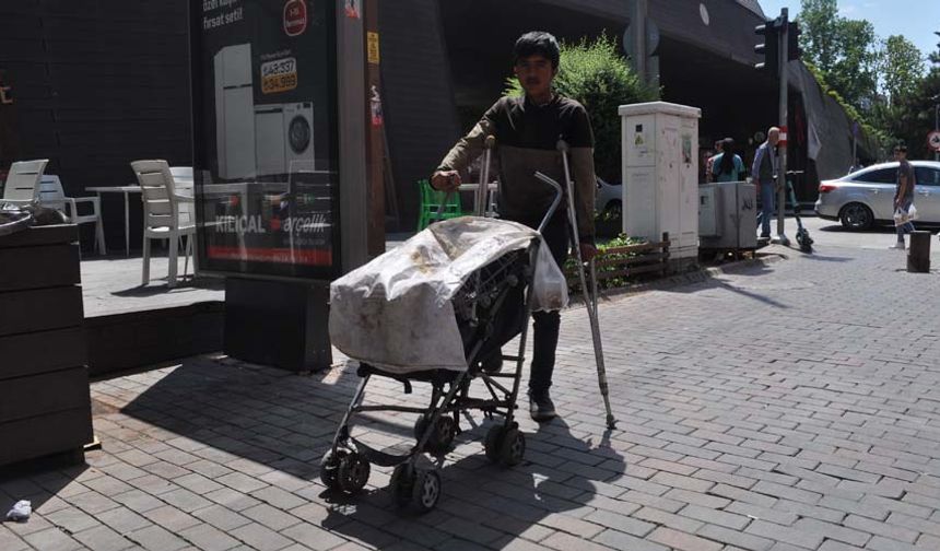 Eskişehir’de yürüme engeli olmasına rağmen plastik toplayarak geçimini sağlamaya çalışan azimli vatandaş, görenlerin takdirini kazandı.