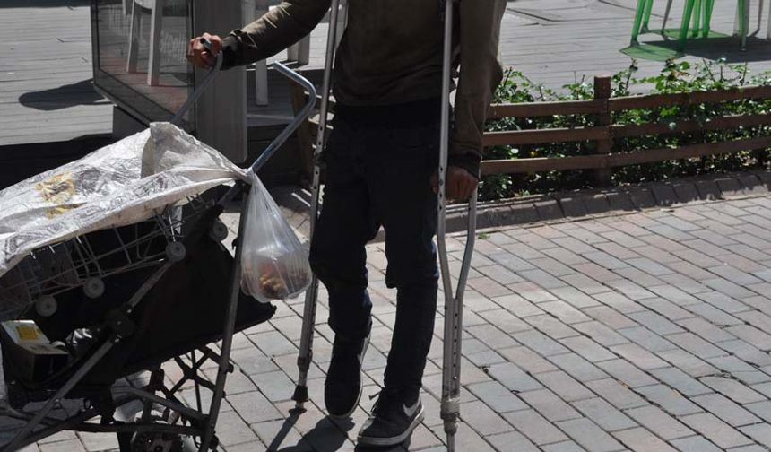 Eskişehir’de Hamamyolu Caddesi’nde ekmek parası kazanmak için çabalayan engelli geri dönüşüm işçisi görenlerin dikkatini çekti.