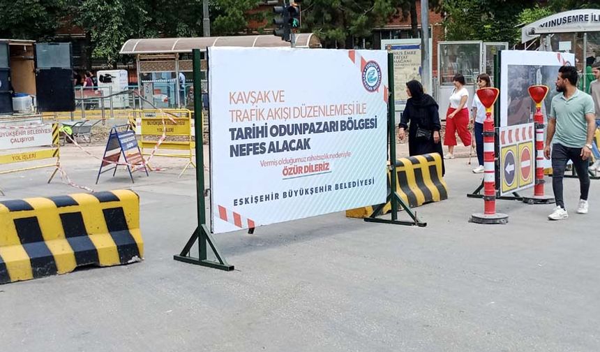 Çok fazla trafik yoğunluğu olan bir bölge. Eskişehir'de çok önemli bir trafik sorunu var. Özellikle bu Cumhuriyet Bulvarı, Yunus Emre Caddesi ve Mustafa Kemal Atatürk Caddesi gibi yerlerde akşam saatlerinde trafik kilitleniyor. Bu sorunun bir an önce çözülmesi lazım.