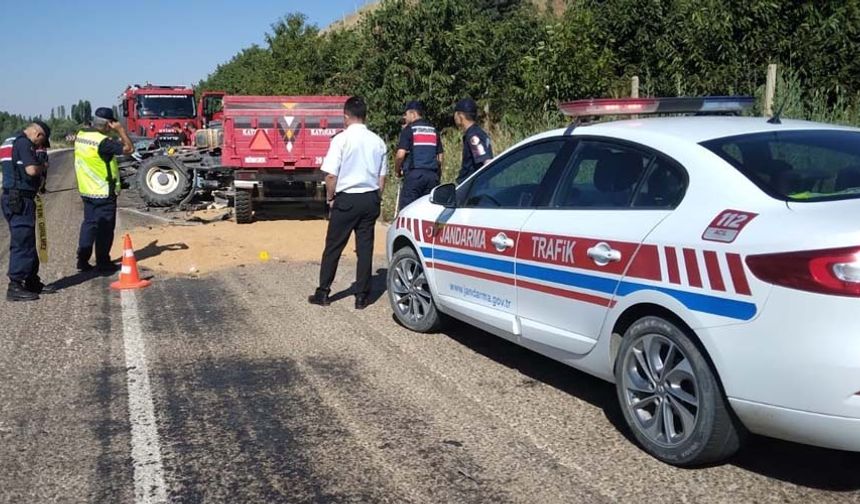 76 yaşındaki  M.Z. nin kullandığı traktöre aracı ile çarpan Süleyman Kandemir çarpmanın etkisiyle aracının içerisinde sıkıştı. 