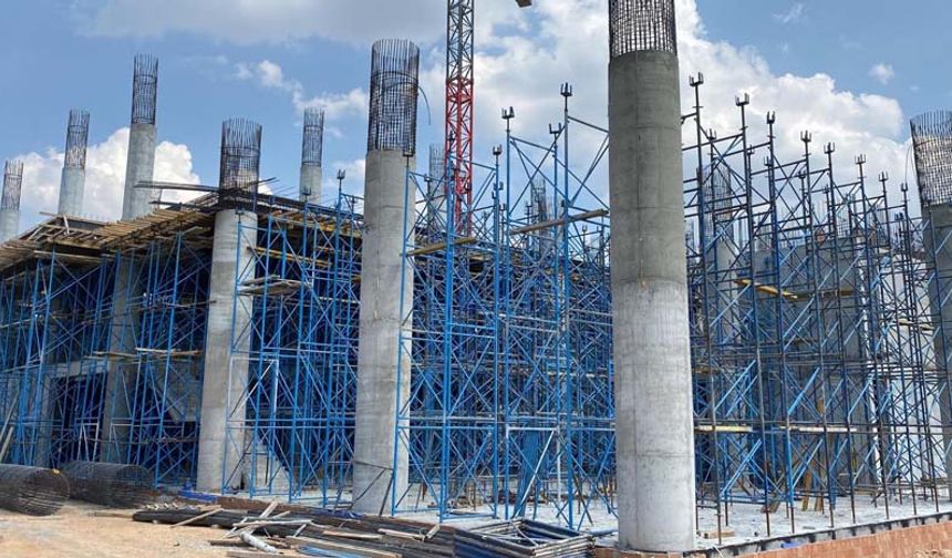 İnşaat sektöründe yıllarını geçirmiş insanlar inşaat alanını gezdi ve projenin 29 Ekim’e kadar tamamlanmasının söz konusu olmayacağı konusunda fikir birliğine vardılar.