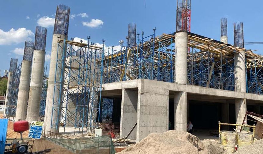 Odunpazarı Belediye Başkanı Kazım Kurt geçtiğimiz günlerde, “Yenikent Kapalı Pazaryeri ve Kültür Merkezi inşaatımız 29 Ekim 2023 tarihinde bitirilecektir. Biz çok net söylüyoruz. 29 Ekim 2023’te, Cumhuriyetimizin 100. kuruluş yıl dönümünde bu Yenikent Kapalı Pazaryeri ve Kültür Merkezi’ni açmayı planlıyoruz. İnşaat bitiyor, sizin haberiniz yok. Siz de olsa 3 yıl sürerdi ama biz onu bitireceğiz.” açıklamasını yapmıştı.