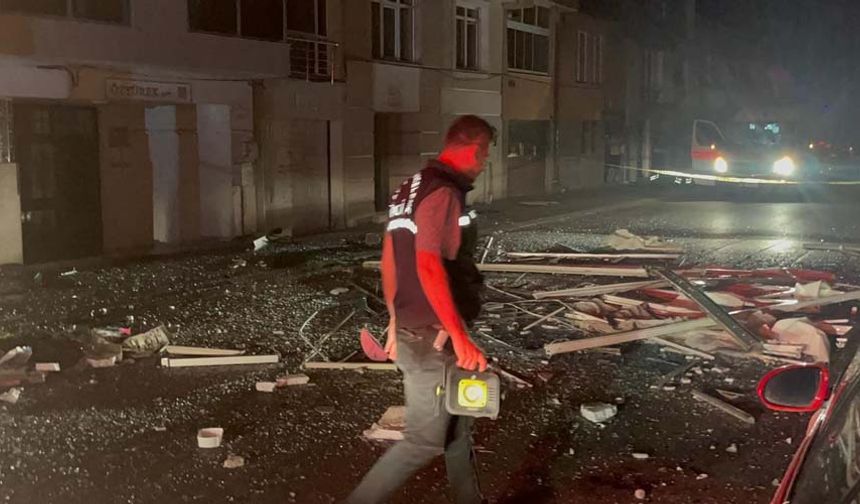 İtfaiye ekiplerinin çalışmasının ardından inceleme yapan polis ve sağlık ekipleri bir kişinin hayatını kaybettiğini belirledi. Hayatını kaybeden vatandaşın balkon camından aşağıya düştüğü belirlendi. Patlamanın etkisiyle çevredeki araçların camları kırılırken, patlamanın yaşandığı dairedeki eşyalar ise sokağa saçıldı. Olayla ilgili inceleme başlatılırken, ekipler patlamanın sebebini araştırıyor.