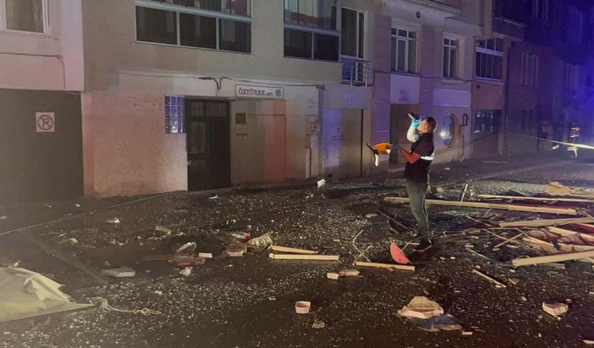 Eskişehir‘de bir apartmanın 4’üncü katında meydana gelen patlamada bir kişi hayatını kaybetti. Olay Odunpazarı İlçesi Osmangazi Mahallesi Kemer Sokakta meydana geldi. Edinilen bilgiye göre bir binanın 4’üncü katında henüz belirlenmeyen bir nedenle patlama meydana geldi. İhbar üzerine olay yerine çok sayıda itfaiye, polis ve sağlık ekibi sevk edildi.