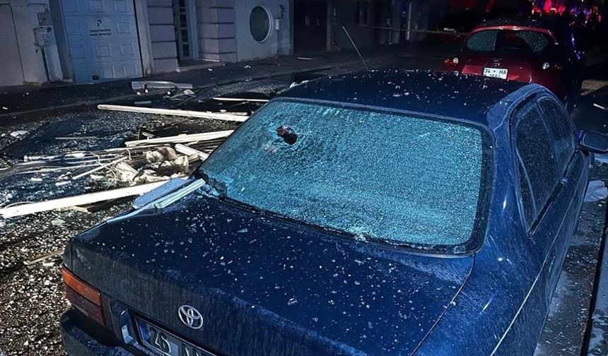İtfaiye ekiplerinin çalışmasının ardından inceleme yapan polis ve sağlık ekipleri bir kişinin hayatını kaybettiğini belirledi. Hayatını kaybeden vatandaşın balkon camından aşağıya düştüğü belirlendi. Patlamanın etkisiyle çevredeki araçların camları kırılırken, patlamanın yaşandığı dairedeki eşyalar ise sokağa saçıldı. Olayla ilgili inceleme başlatılırken, ekipler patlamanın sebebini araştırıyor.