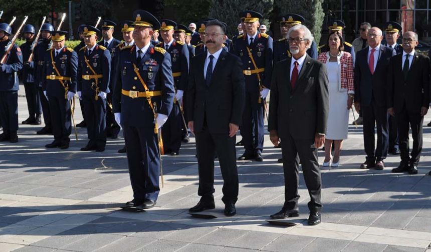 Törene Vali Hüseyin Aksoy ve Muharip Hava Kuvvetldus Komutanı İsmail Güneykaya’nın yanı sıra siyasi parti mensupları, rektör yardımcıları, fakülte dekanları, askeri erkan, Emniyet Müdürlüğü mensupları, hakimler, savcılar, şehit aileleri, gaziler, öğrenciler ve vatandaşlar katıldı.