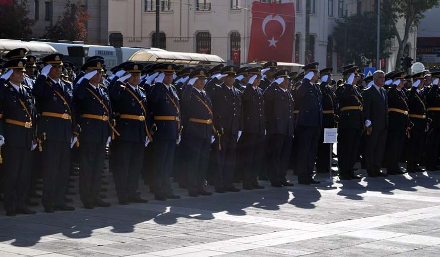 Tören, saygı duruşunda bulunulduktan sonra askeri bando eşliğinde İstiklal Marşı’nın okunmasıyla sona erdi.