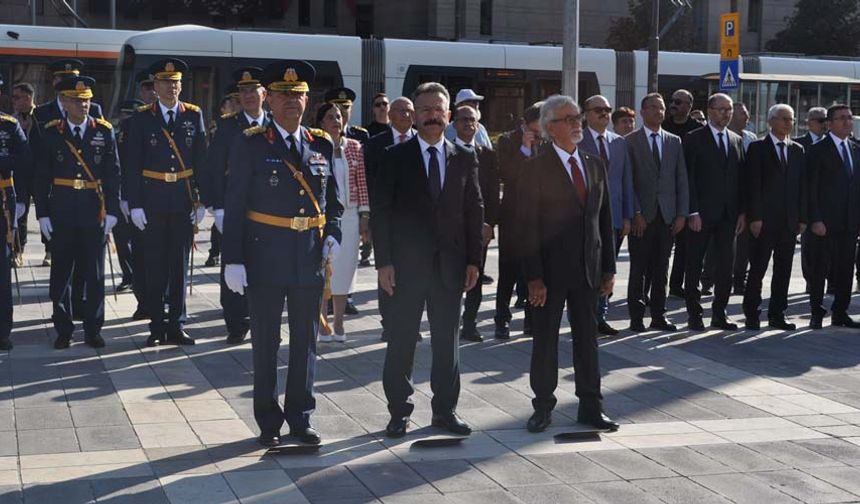Valilik Meydanı’nda gerçekleştirilen törende ilk olarak günün anlam ve önemini belirten bir konuşma yapıldı.