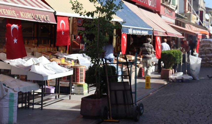 30 Ağustos Zafer Bayramı'nı dükkanlarına bayrak asarak kutlayan Eskişehir esnafı, milli bayramların heyecana neden olduğunu belirtti.