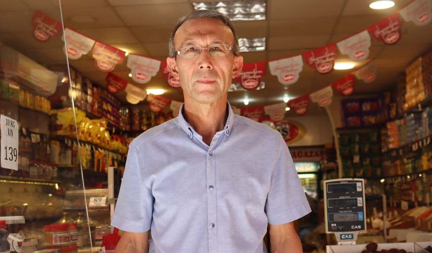 Eskişehir'de uzun yıllardır esnaflık yapan Binnur Kaygısız ise şu ifadeleri kullandı:
"Bugünü bize bırakan öncelikle Mustafa Kemal Atatürk’e, silah arkadaşlarına ve şehitlere sonsuz teşekkürlerimi sunmak istiyorum. 30 Ağustos Zafer Bayramı'nı kutlamak güzel şey ama günün anlam ve önemini bilmek gerek. Sadece zafer bayramı deyip geçmemek gerek diye düşünüyorum.