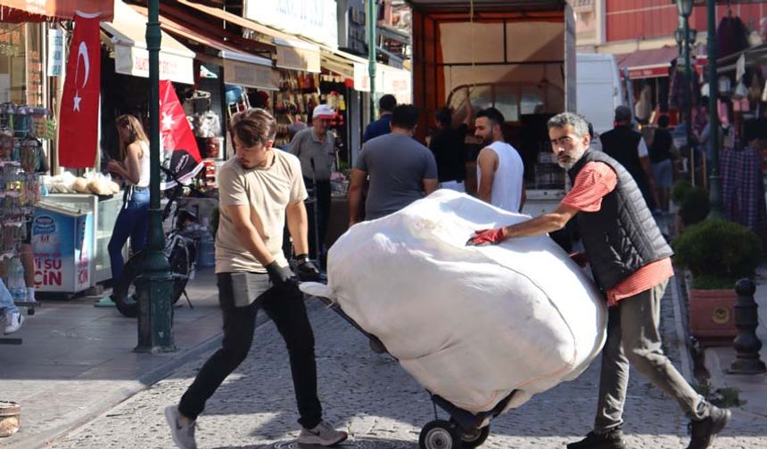 Milli bayramların ayrı bir hava oluşturduğunu belirten çarşı esnafı, 7'den 70'e herkesin özel günlerin değerini bilmesini istedi.