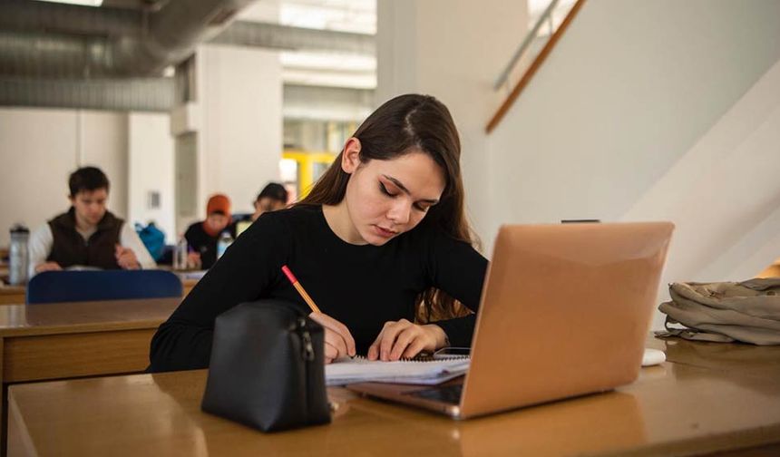 Resmi Gazete'de yayımlanan yeni yönetmelik ile birlikte sınıf geçme puanı güncellendi. Geçtiğimiz dönemlerde 45 olan geçme notu o rakama yükseldi. Belirlenen puanın altında kalan öğrencilerin, sınıfı geçip geçmeyeceği şube öğretmenleri tarafından karar verilecek.