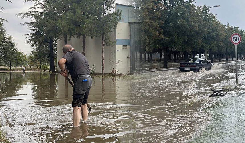 Odunpazarı ilçesi 75. Yıl Mahallesi’de bulunan Eskişehir Emko Mobilya Ve Ağaç İşleri Küçük Sanayi Sitesi’nin cadde ve sokakları öğleden sonra yaklaşık 30 dakika yağan yağmur adeta göle döndü.