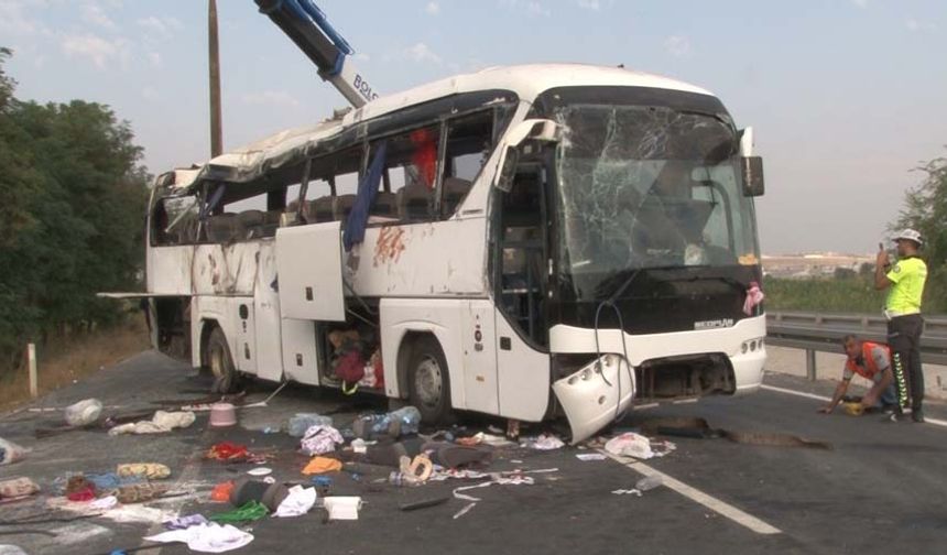 Kaza, sabah 03.50 sıralarında Honaz ilçesinde meydana geldi. Edinilen bilgiye göre; Afyon'dan Denizli yönüne seyir halinde olan karayollarına ait Bekir Atman idaresindeki kum yüklü 06 CJE 049 plakalı tır, sürücüsünün kontrolünden çıktı.
