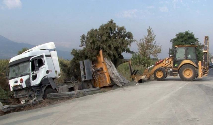 Çarpmanın etkisiyle otobüs ile tır şarampole devrildi. Diğer sürücülerin ihbarı üzerine olay yerine çok sayıda sağlık, itfaiye ve trafik ekibi sevk edildi.