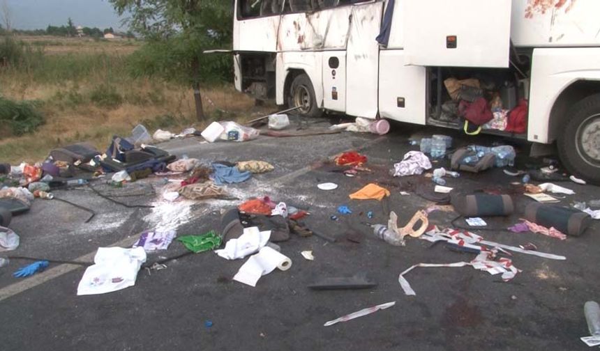 Hakimiyeti sağlanamayan tır, bariyerleri kırıp, Afyon istikametindeki karşı şeritte geçti. Kontrolü sağlanamayan tır, İzmir’de gerçekleşen düğünden Kayseri’ye gitmeye çalışan yolcular tarafından kiralandığı öğrenilen 48 E 4505 plakalı yolcu otobüsüne çarptı.