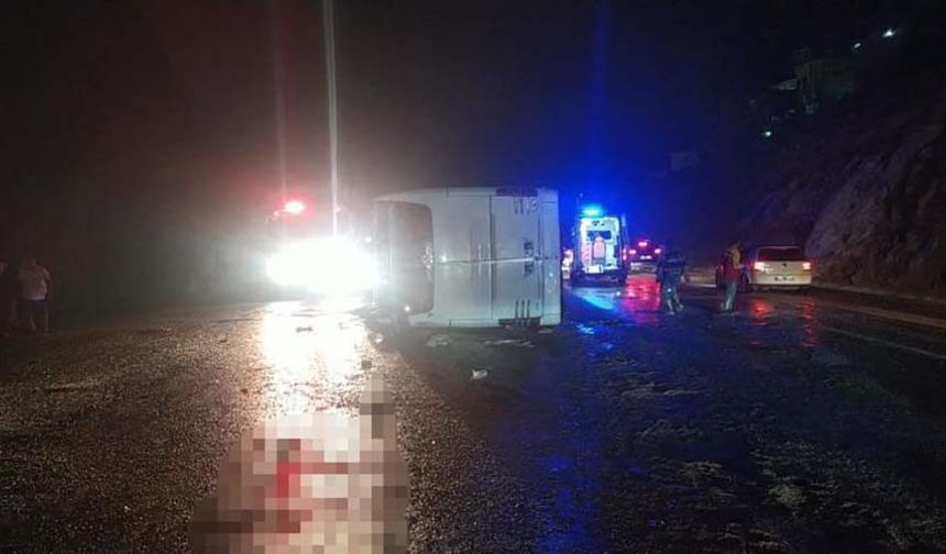 Edinilen bilgiye göre, Muğla turundan Afyon’un Sandıklı ilçesine dönen kafileyi taşıyan otobüs, ilçe minibüsü ve 5 ayrı aracın karıştığı zincirleme trafik kazasında ilk belirlemelere göre 3 kişi öldü, 50 kişi yaralandı.