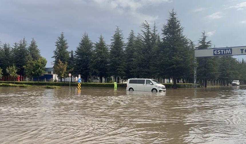 Site girişinde altyapı yetersizliğininden biriken su içersinde araçlar arıza yaptı. Birçok vatandaş bozulan araçlar içersinde mahsur kaldı. Yağmur sonrası trafik durma noktasına geldi.