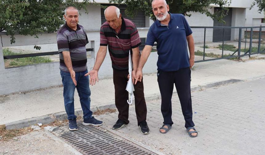 Sokakta en büyük sorunlarından birinin yağmur yağdığı zaman yaşanan selin olduğunu belirten Ali Ayar ismindeki vatandaş, rögar mazgallarının tıkanmasından yakındı. Belediye yetkililerinin sokaktaki mazgallara bakım yapması gerektiğine dikkat çeken Ayar, “Evlerin garajlarına yağmur suyu giriyor. Belediye buraya sağ olsun rögar koymuş. rögar diyecek bir şey yok. Sadece ızgara koyulmuş, gider tamamen dolu. Belediyenin bu ızgaraları kontrol etmesini rica ediyoruz. Mazgallar kum dolu, çalışacak vaziyette değil. Söğütler sokağa gelip ilgilenmelerini istiyoruz. Muhtarımızdan rica ettik, sağ olsun geldi. Sokağı inceledi, o da bize hak verdi. Bu benim sorunum değil sokağın sorunu aslında. Sokağın rögarının incelenmesi, açılmasını istiyoruz. Belediye şahıs için buraya asfalt yaptı. Şahıs belediyeye telefon edip 10-15 metre asfalt yaptırıyor. Belediye onun adına asfaltı yapıp gidiyor. Biz 5 metre asfaltı sokağın başına getirmek istedik, 'Bize emir buraya kadar' dediler. Bu konuya el atılmasını istiyoruz” diye konuştu.

