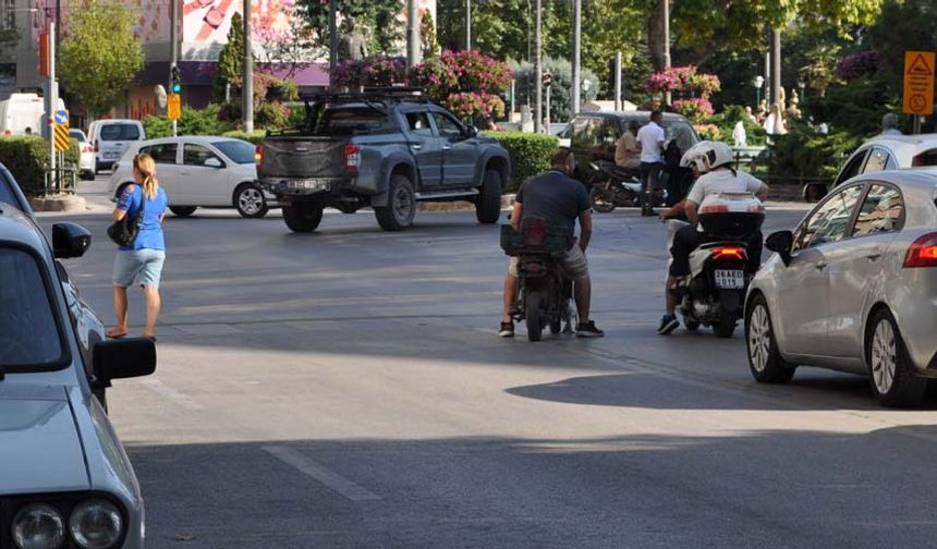Eskişehir’de bir sürücü kursunda eğitmen olan Ekrem Kaya şu ifadeleri kullandı;
“Türkiye’deki en büyük sıkıntımız hala çözülemeyen aşırı hız yapma merakı. Özellikle gençlerde bu sıkıntıyı hala yaşıyoruz. Araçlarımız teknolojiye ne kadar uygun olsa sol şeridi kapatarak gitmememiz gerektiğini hala anlayamadık. Bununla ilgili çalışmalar yapmamız lazım. Eğitmen olarak biz de öğrencilerimize bunları sık sık hatırlatmamız gerekiyor. Genellikle park kurallarına uymama sorunlarını çok yaşıyoruz. Özellikle araç kullananlarda sinyal vermeme, sinyal hatası gibi olaylar var. Araç tam döneceği esnada sinyali veriyor, bir işe yaramaz. 30-40 metre kala sinyalimizi vermemiz gerekiyor. Sanki ayıp bir şey gibi sinyal kullanmamak moda oldu. Şehir içindeki kazaların yüzde 90’ını bundan kaynaklanıyor. Eskişehir’de tahammülsüzlük var. Tramvay yolu yavaşlatıyor ama onlar da bir toplu taşıma aracı olduğu için muhakkak süreler uzayabiliyor. Trafikte sabırlı olmamız lazım. Trafik adabı diye bir şey var. Bu sıcak havalarda birbirimize saygımızı göstermemiz gerekiyor.”