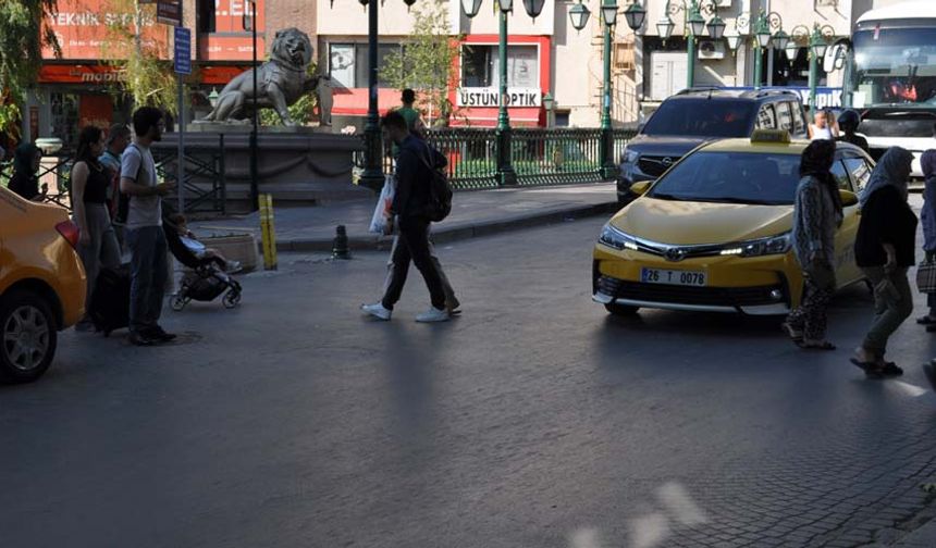 Esnaf Ömer Faruk Göker de şöyle konuştu:
“Türkiye’de trafik kurallarına uyulduğunu düşünmüyoruz. Birçok kişi aldırış etmiyor. Özellikle yayalar, yaya yolunu kullanmıyor, ışığı da kullanmıyor. Araç sürücüsü yerdeki çizginin neyi ifade ettiğine bakmıyor. Önceliği kendinde görüyor. Bu yüzden kaza kaçınılmaz oluyor. Her gün 1-2 tane kaza bu caddede oluyor. Aslında sosyal medya herkeste olan bir şey. Kamu spotu gibi şeyler eskiden televizyonlarda yayınlanırdı. Sıklıkla sosyal mecralarda yayınlanabilir. Buradan birine araba çarptığını, bir kamera kaydı görseler bence insanlar daha duyarlı olur. Yaya da yola atlıyor, otobüs de ortada durmak zorunda kalıyor. Burada çok büyük bir trafik problemi var.”