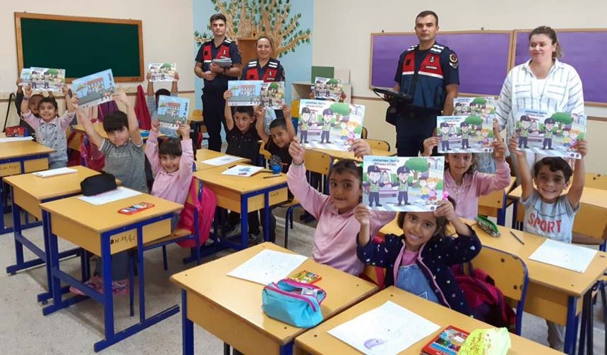 Ekipler ayrıca bazı okullarda "Kişisel Emniyet" tedbirleri konusunda 22 çocuğa eğitim verdi. Çocuklara çeşitli hediyeler de dağıtıldı.