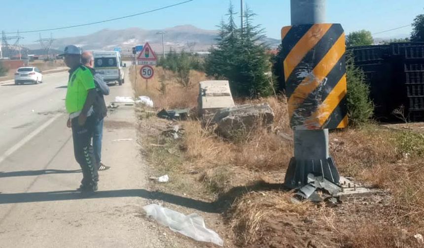 Kazayı görenlerin ihbarı üzerine olay yerine polis ve sağlık ekipleri sevk edildi. Kazada yaralanan kamyonet sürücü Rait El Hudur ile araçta yolcu olarak bulunan Ümran Hamduş (35), olay yerine gelen sağlık ekiplerinin ilk müdahalesinin ardından ambulans ile Tefenni Devlet Hastanesi'ne kaldırıldı.