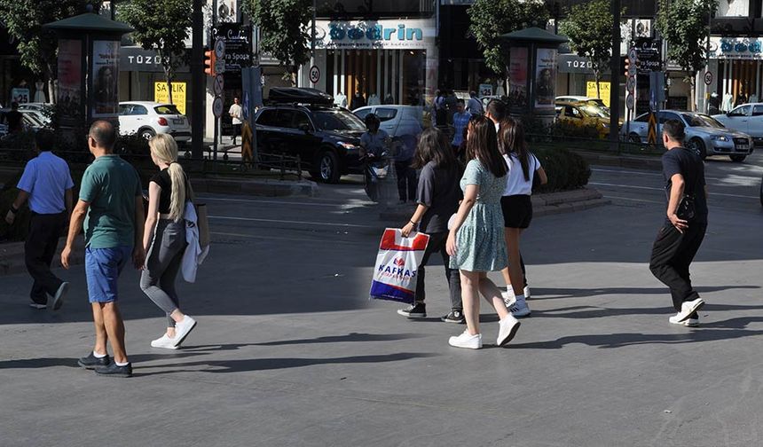 Yetkililer trafik kazalarına neden olan ihmallerle ilgili çalışmalarının devam ettiğini belirterek, sinyal vermemenin kazaların oluşmasında önemli derecede etken olduğunu söylüyor. Bazı vatandaşlarda Eskişehir trafiğinde kaza yapmamanın çok düşük bir ihtimal olduğunu söylüyor.