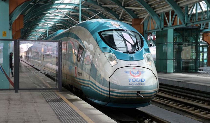Kazada 4 YHT çalışanı hafif yaralanırken, kazayla ilgili teknik ve idari inceleme başlatıldı.