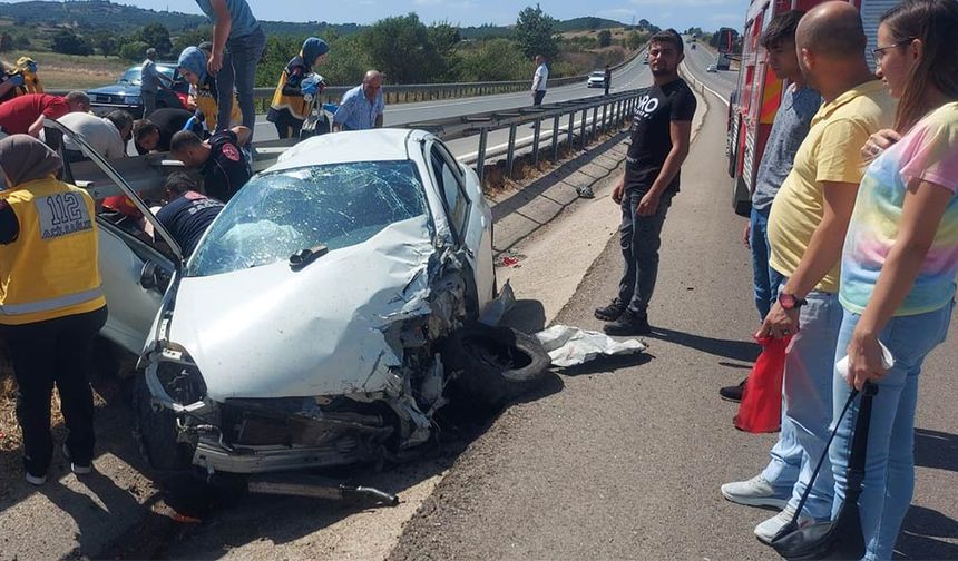 Balıkesir’in Susurluk ilçesinde feci bir kaza meydana geldi. 73 yaşındaki Mehmet Yılmaz'ın kullandığı otomobil Susurluk ilçesi Kosova rampası çıkışında henüz bilinmeyen bir nedenle direksiyon hakimiyetini kaybetti.
Bariyerlere çarparak yolda savrulan araç hurdaya döndü. Kazayı gören çevredekilerin ihbarı üzerine olay yerine polis, itfaiye ve sağlık ekipleri sevk edildi.