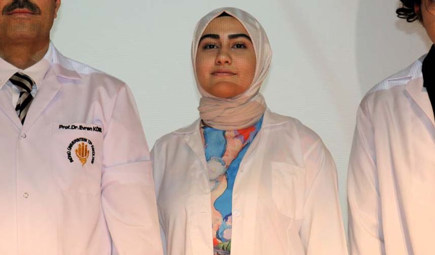 Doktorluğun küçüklük hayali olduğunu söyleyen Melisa Metin temizlik görevlisi olarak çalıştığı endokrin servisindeki tüm hocaların da kendisine bu süreçte destek olduğunu anlattı.
Depremden sonra evde çalışmak zorunda kaldığını söyleyen Metin, yine çalıştığı hastanede gördüğü doktorlardan da ilham ve motive alarak sınava hazırlandığını kaydetti.