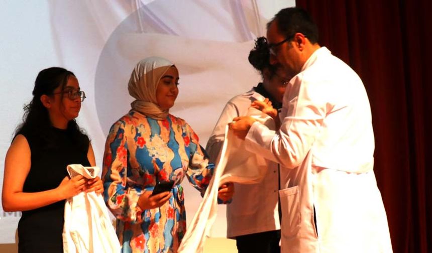 Melisa Metin şu ifadeleri kullandı;
“Hayallerim gerçek oldu. Hastane koridorlarında yürürken hep doktorlar gibi olmak istiyordum. Çok şükür Allah izin verirse bende ileride doktor olacağım.”