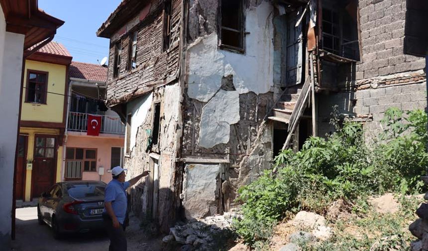 Burhan Ergin şu ifadeleri kullandı;
“Vatandaş buradan geçerken korka korka geçiyor. Arabalar da çocuklar da tehlike altında. Biz belediyeye bildirdik ama ne yıkım ne de başka bir şey yaptı. Bu olayları muhtara da ilettik. Bir şey çıkmadı. Durum gördüğünüz gibi. İki senedir bu ev böyle. Bir de yangın çıktı evde. Altından çocuk, vatandaş geçse her an için tehlike. Buralar sahipsiz olduğu için kimse bakmıyor. Tinerciler geldi, evi yaktı. Bu vaziyette kaldı. Böyle yerlerde gece saat 02.00, 03.00 gibi hep tinerciler kalıyor. Kimse de görmüyor. Burası öyle yandı. İlgilenen kimse yok."