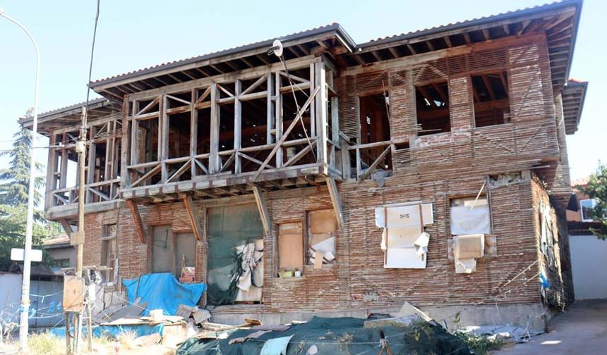 Unutulmaya yüz tutmuş ve kaderine terk edilmiş tarihi evler mahalle sakinlerinin canını sıkıyor.
Kimliği belirsiz vatandaşların bu binaları kullanıp, yasaklı madde tükettiğini ifade eden Eskişehirli vatandaşlar bu evlerin yıkılmasını talep ediyorlar. Vatandaşlar bu konu nedeniyle Eskişehir’de yerel belediyelere defalarca başvurduklarını ancak yanıt alamadıklarını ifade ediyorlar.