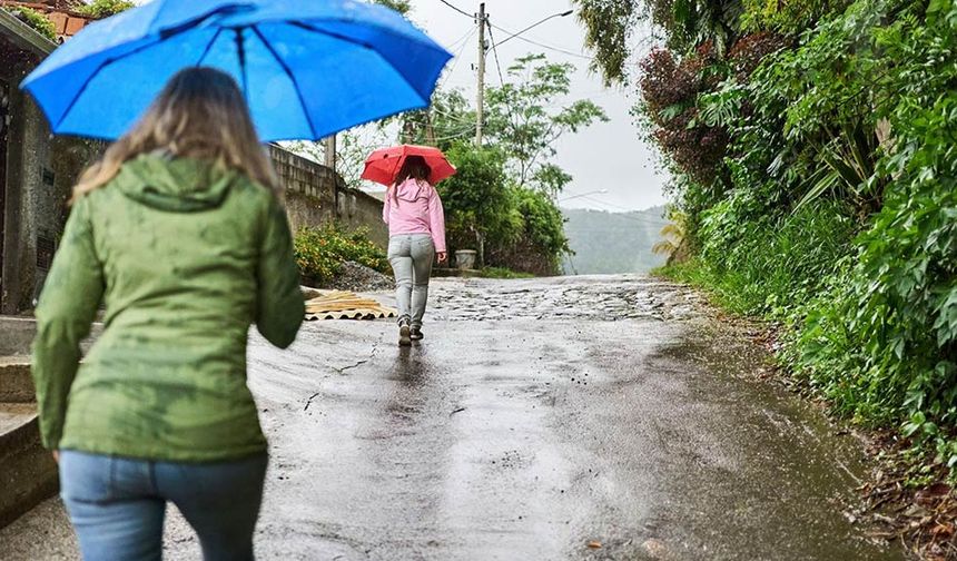Meteoroloji Genel Müdürlüğü (MGM) tarafından yapılan son değerlendirmelere göre; yurt genelinin parçalı, yer yer çok bulutlu, Akdeniz, İç Anadolu’nun doğusu, Doğu ve Güneydoğu Anadolu ile Muğla, Kütahya, Afyonkarahisar, Denizli, Eskişehir, Konya’nın batısı, Tokat ve Karaman çevrelerinin aralıklı sağanak ve yer yer gök gürültülü sağanak yağışlı geçeceği tahmin ediliyor.