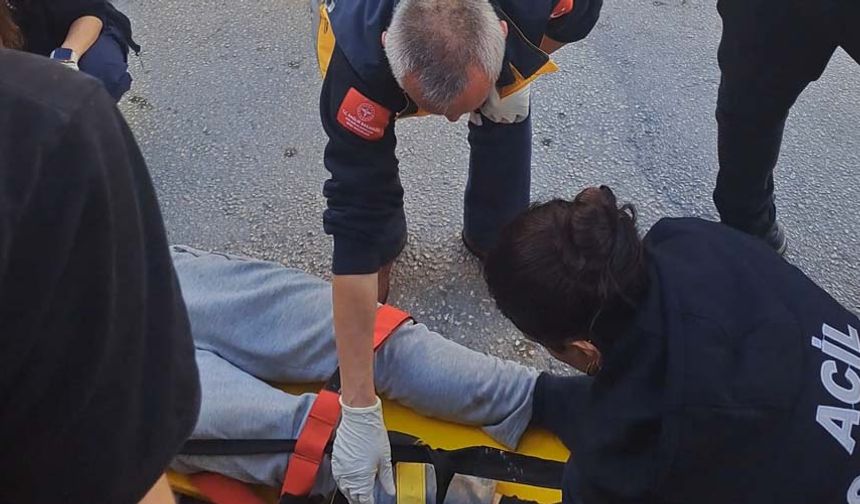 Motosikletin üzerinde sürücü olarak bulunan genç şahıs çarpmanın etkisi ile düşerek yaralandı. Kaza çevredeki vatandaşlar tarafından 112 Acil Servis Ekiplerine bildirildi. 