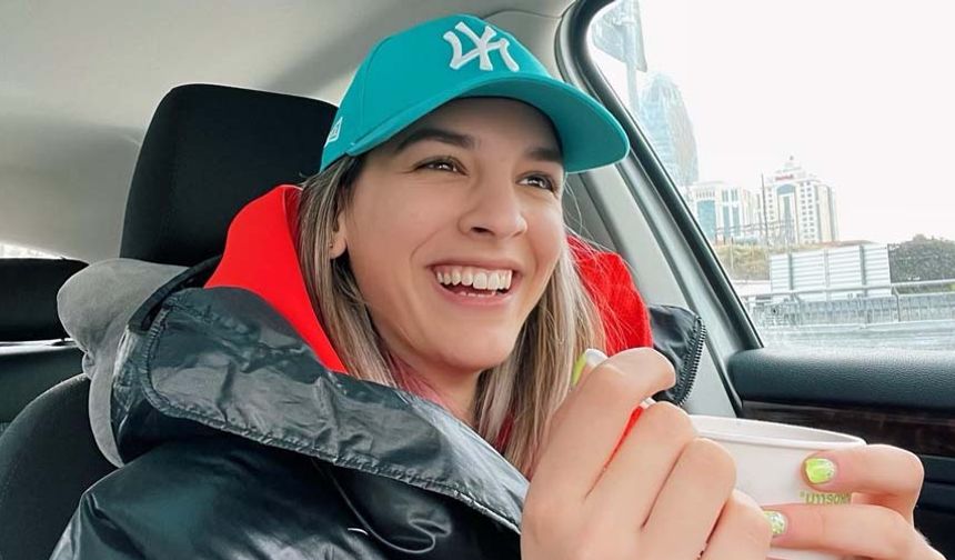 Alexia ioana Carutasu, Rumen basını için yaptığı açıklamalarda neden Türkiye Milli Takımı’nı seçtiğini şu ifadelerle açıkladı:
“Türkiye'yi seçtim çünkü insana her gün böyle fırsatlar sunulmuyor. Ayrıca, Türkiye'nin Romanya'dan çok daha fazla yarışmaya erişimi var. Romanya her zaman kalbimde kalacak. Romanya benim doğup büyüdüğüm ülke."