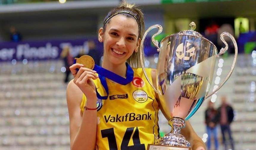 Alexia ioana Carutasu 2024 yılının Ocak ayından itibaren Milli takımın formasını giyebilecek.
Türkiye Voleybol Federasyonu Başkanı Mehmet Akif Üstündağda geçtiğimiz günlerde, “Alexia, şu an ülkemizde çok sevilen, başarılı bir sporcu. Kendisi de uzun süredir Türk vatandaşlığına geçerek oynamak istediğini belirtti. Uzun süren görüşmeler sonucunda süreç olumlu bir şekilde neticelendi. Türk voleyboluna hayırlı ve uğurlu olmasını diliyorum” demişti.