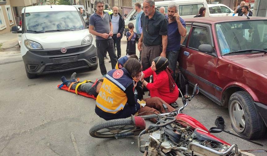 Alınan bilgilere göre, Okul Caddesi'nde seyir halinde olan Zeki G. (62) idaresindeki 34 CET 780 plakalı hafif ticari araç, kavşakta Halim Y. (61) idaresindeki 16 VE 157 plakalı motosiklete çarptı.