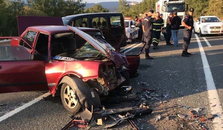 Sağlık ekiplerince yapılan ilk müdahale sonrası yaralılar, Bilecik Eğitim ve Araştırma Hastanesine kaldırıldı. Kazada sürücü Mustafa S.’nin sağlık durumunun ağır olduğu öğrenildi.