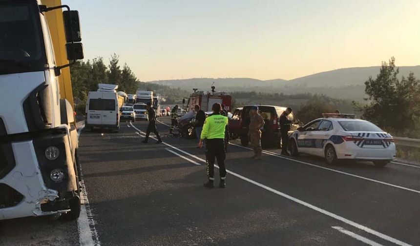 Vezirhan'dan Bilecik istikametine giden Mustafa S. yönetimindeki 11 AP 300 plakalı otomobil ile Bilecik'ten Vezirhan istikametine giden Zeki S. idaresindeki 06 CDV 434 plakalı kamyon Gülümbe rampası bölgesinde çarpıştı.