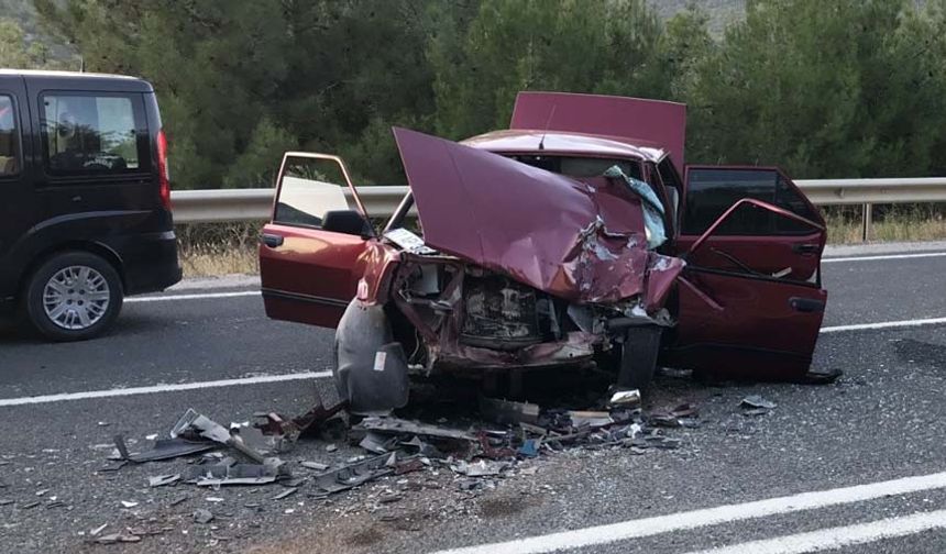 Kazada otomobil sürücüsü Mustafa S. ile otomobilde yolcu olarak bulunan Ali S. ve Tenzile S. yaralandı. Kazayı gören sürücüler durumu 112 Acil Çağrı Merkezine bildirdi. Kaza bölgesine 112 Acil servis, polis, jandarma ve itfaiye ekipleri sevk edildi.