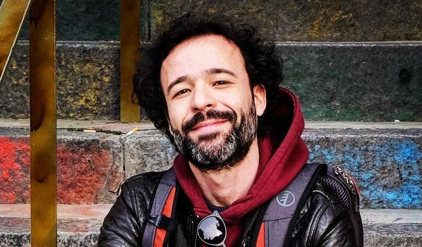 Emre Taştekin
1981 yılında doğdu. Tiyatro Bölümü eğitimini tamamlayıp ilk oyunculuk deneyimini Cennet Mahallesi adlı dizi ile gerçekleştirdi. Seksenler, Jet Sosyete, Aşk Kumardır, Karadayı, Saklı Hayatlar gibi çok sayıda yapımda yer aldı.