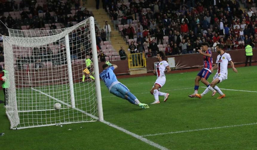Eskişehirspor karşılaşmanın ilk yarısını 2-0 önde tamamladı. Es-Es’in golünü 29 ve 45+1. dakikalarda Ercan Kuruçay kaydetti.