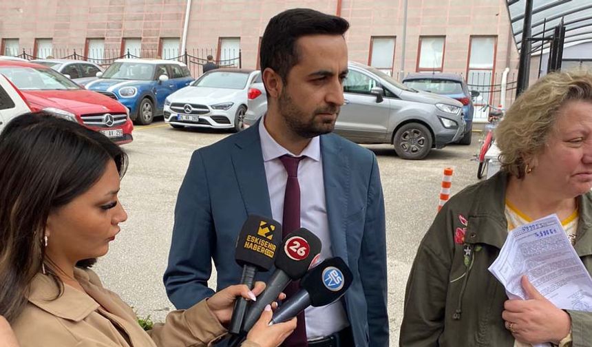 2 MİLYONLUK EVİ ÇOK DÜŞÜK BİR BEDELLE SATMIŞLAR!

Konu ile ilgili açıklama yapan Av. Muhammet Yalçın, “Müvekkilim Halime Kurt eşinin ölümünden ve ailesel bağlarının zayıf olmasından kaynaklı tek başına tek başına yaşayan birisidir.  Mal varlığıyla elinden geldiğince çevresindeki insanlara yardımcı olmak istemektedir. 6 Şubat depreminden sonra da boşta kalan evini depremzedelere açmak istemiştir. Müvekkilim bu vesileyle şüphelilerle tanışmıştır.  Şüpheliler kendilerini Depremzede olarak tanıtarak müvekkilin Güvenini kazanmış ve müvekkilin evinde kalmaya başlamışlardır. Müvekkilin bu süreç içerisinde kendilerine güvendiği için kendileriyle yardımcı olmaya çalışmıştır . Zamanla Halime Kurt’a evinin üzerinde haciz olduğunu ve bu hacizleri kaldırmak için satış yapmaları gerektiğini, bu satışı yapmaları için de vekalet vermesi gerektiğine ikna etmişler. Daha sonra şüpheliler e söz konusu evi müvekkilim habersiz şekilde satmışlardır. Müvekkilim bu olaydan haberdar olduktan sonra tarafımıza ulaştı. Yaptığımız araştırmalarda şüphelilerin aslında depremin yaşandığı Malatya’ya değil başka bir ilin nüfus kaydına olmadığını tespit ettik. Söz konusu ev  1 buçuk  - 2 milyon değerindedir. Bu taşınmaz çok düşük bir bedelle başka birisi üzerine tescil ettirdiğini fark ettik.  Bunun üzerine hem suç duyurusunda bulunduk. Davamızı açtık. Artık süreç yargıda. Adaletin tecelli edeceğine inanıyoruz.” Açıklamalarını yaptı.