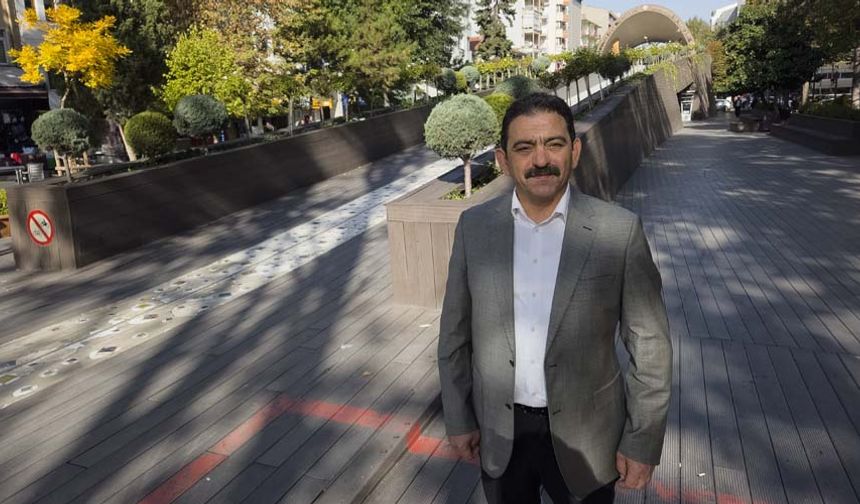 Odunpazarı Belediyesi AK Parti Grup Başkanvekili Murat Özcan şu ifadeleri kullandı
"Ben ailesi Hamamyolu Caddesinde esnaflık yapan bir ailenin çocuğu olarak büyüdüm. Hala bu bölgede ticaret yapıyoruz. Buralarda çocukluğumuz geçti. Neden Odunpazarı Belediyesi Başkanı her değiştiğinde Hamamyolu’nda bir değişiklik yapmak ister. Neden kalıcı bir proje yapılmaz.